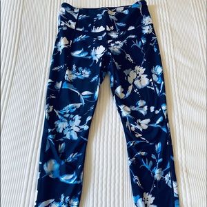 Athleta Water Flower Workout Pants 🤍💙